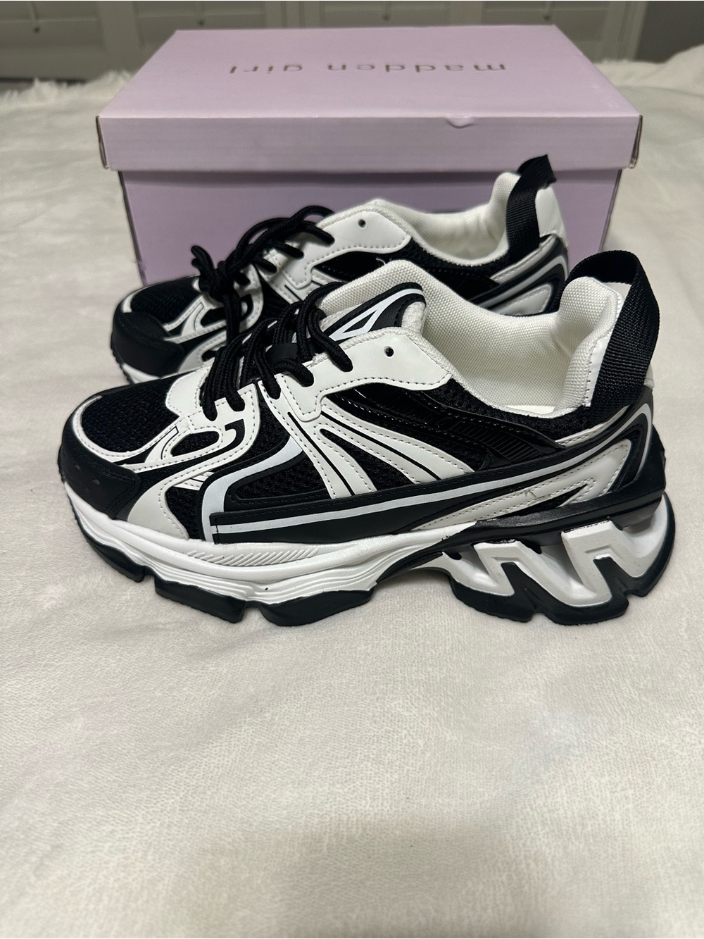 Madden girl fashion sneakers size 9 NIB